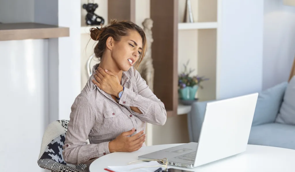 5 façons de réduire les tensions liées au stress dans le cou et les épaules